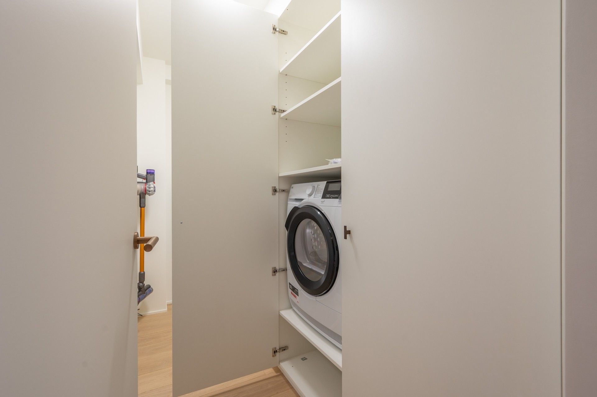 Gemeubeld: verfijnd gerenoveerd appartement op de zeedijk vlakbij het Rubensplein te Knokke! foto 25