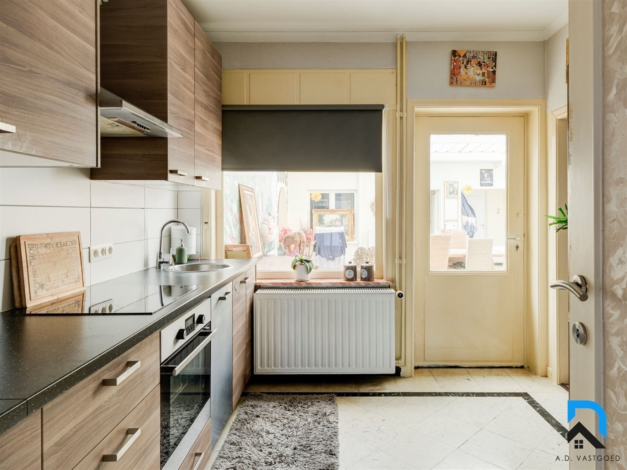 Ruime woning met grote tuin en dubbele garage foto 12
