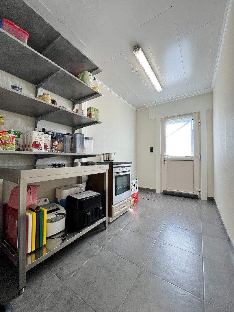 Gerenoveerde gelijkvloerse villa in rustige wijk met zonnige tuin en twee garages.  foto 10