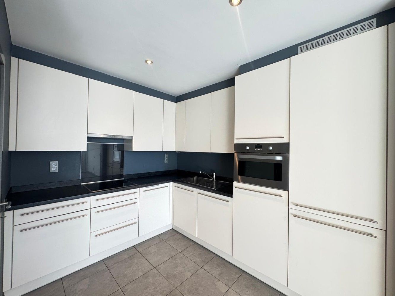 INSTAPKLAAR GELIJKVLOERS APPARTEMENT MET TERRAS foto 4