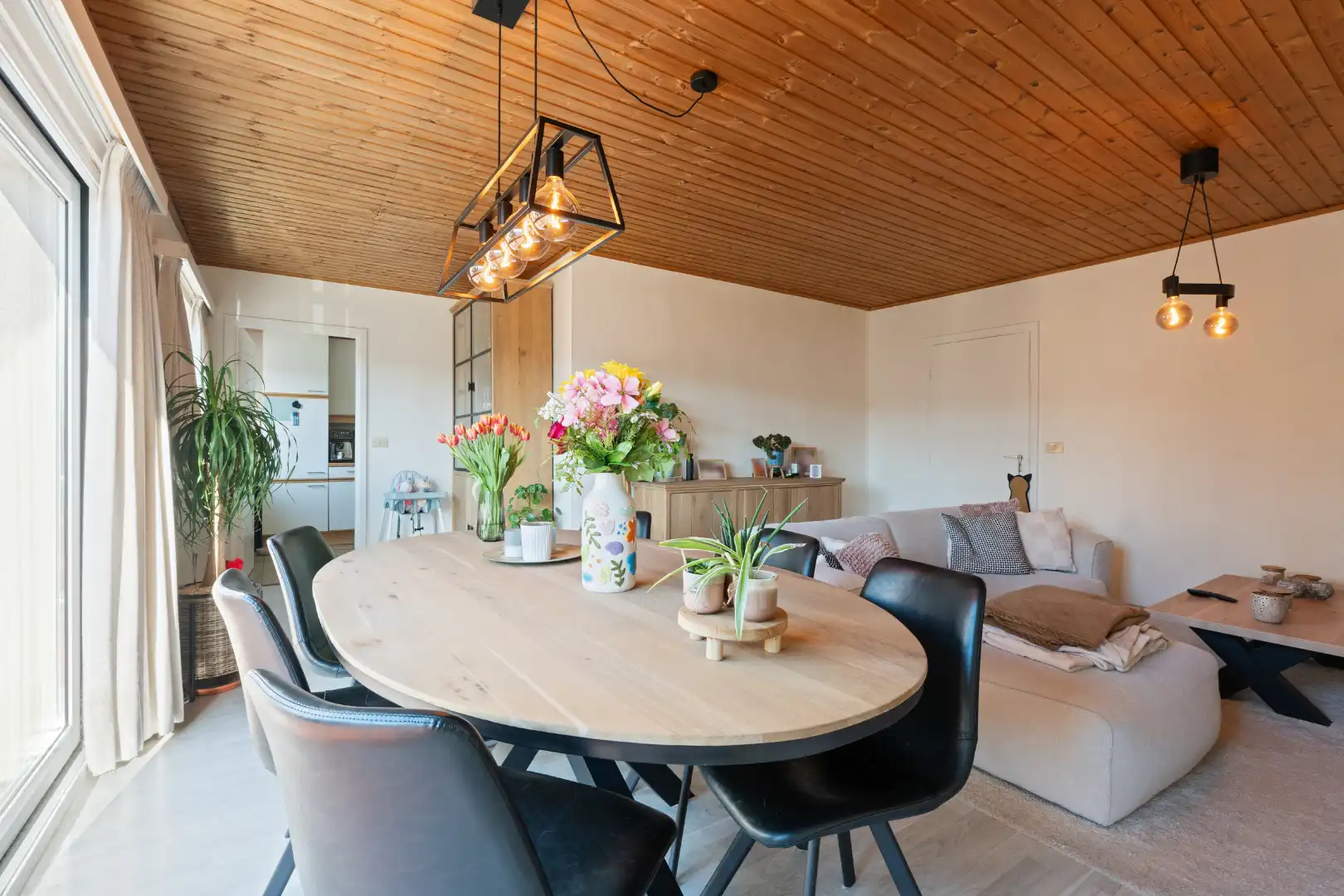 Ruim appartement met 3 slaapkamers, terras en garage in centrum Overmere foto 3