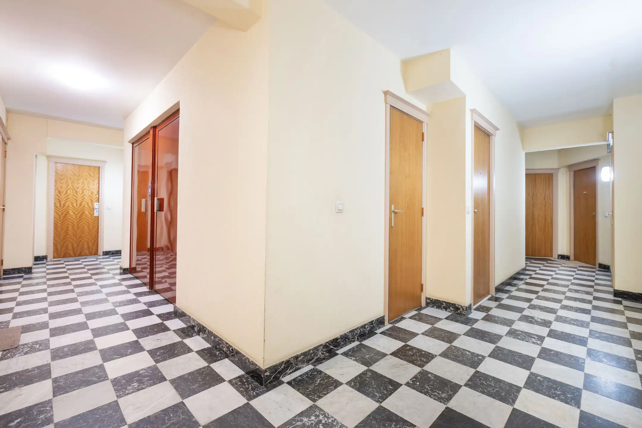 Europese wijk, lichtrijk 2-slaapkamerappartement foto 8