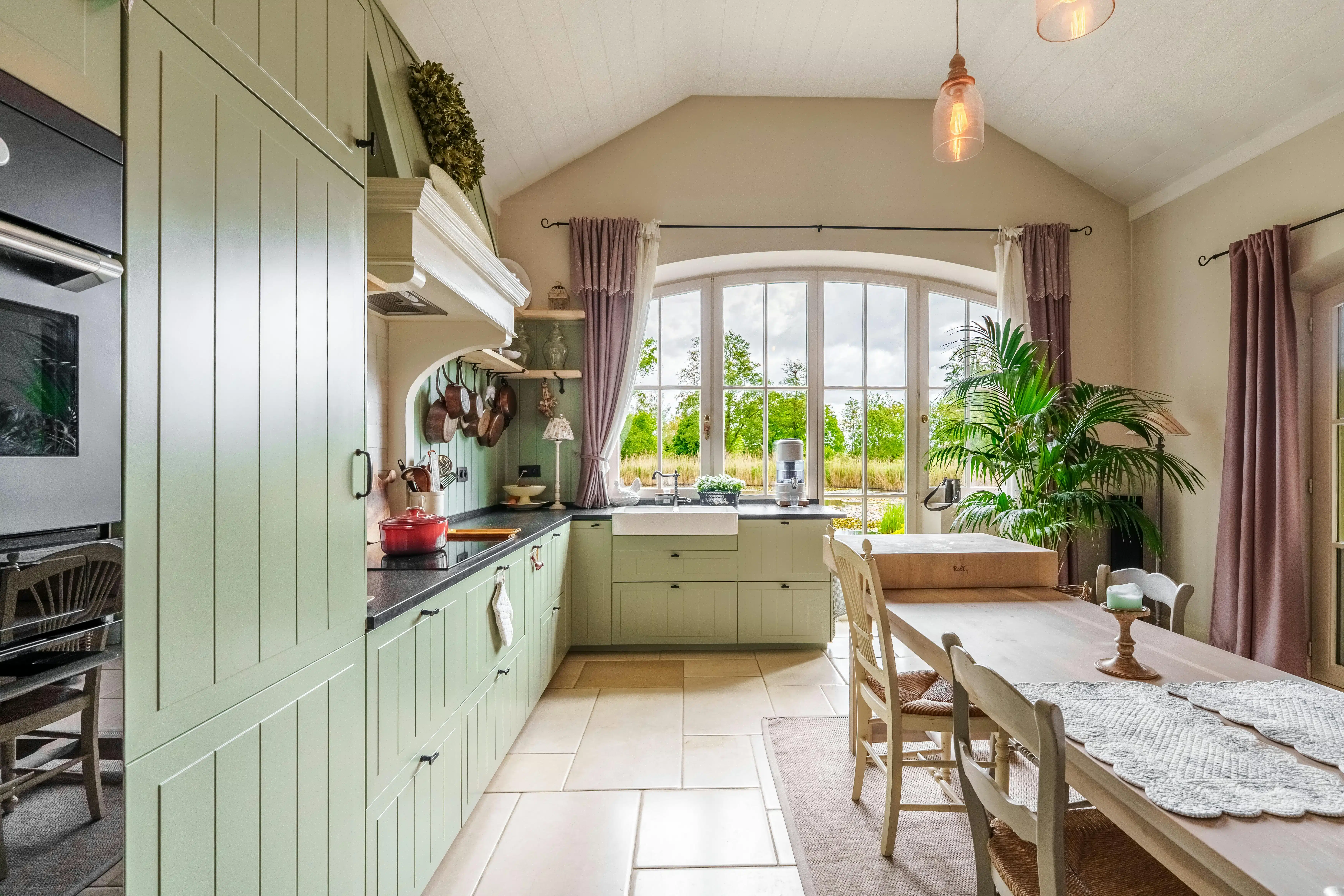 Alleenstaand huis te Meulebeke met prachtige tuin en vijver! foto 9