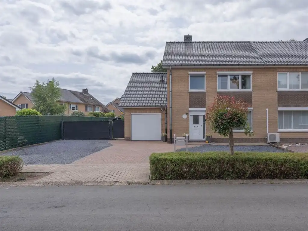 Instapklare, half-vrijstaande woning met inpandige garage foto {{pictureIndex}}