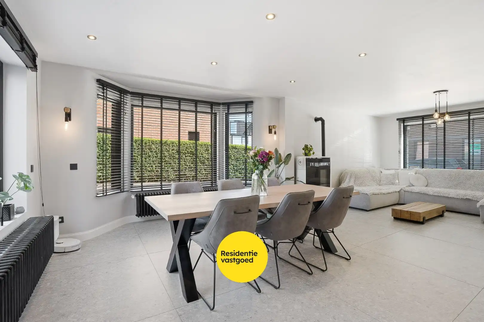 Volledig gerenoveerde alleenstaande woning op toplocatie in Zedelgem foto 3