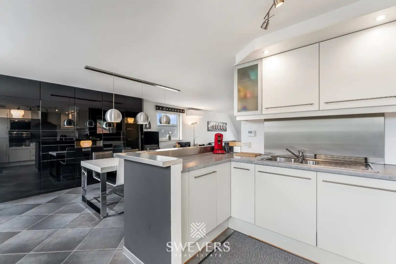 Ruim duplex appartement met 2 slaapkamers en garage foto 17