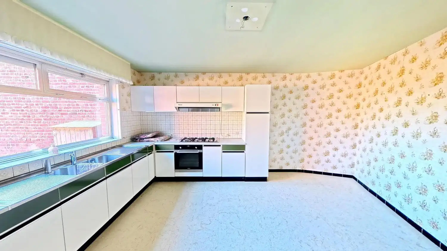 🏡 Ruime woning met 4 slaapkamers en inpandige garage te Sint-Baafs-Vijve! foto 5