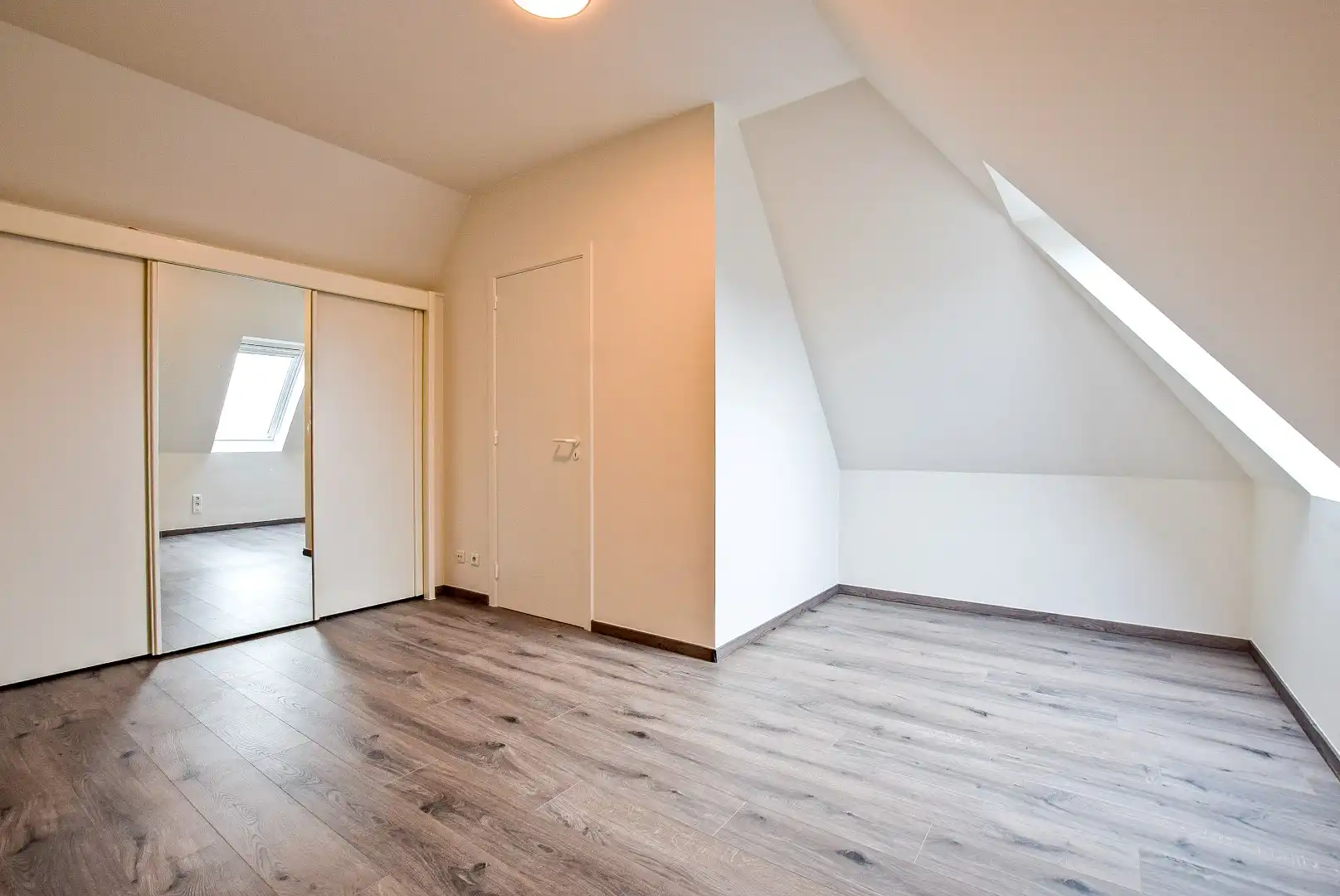 Instapklaar lichtrijk dakappartement in hartje Veurne (61m²) foto 9
