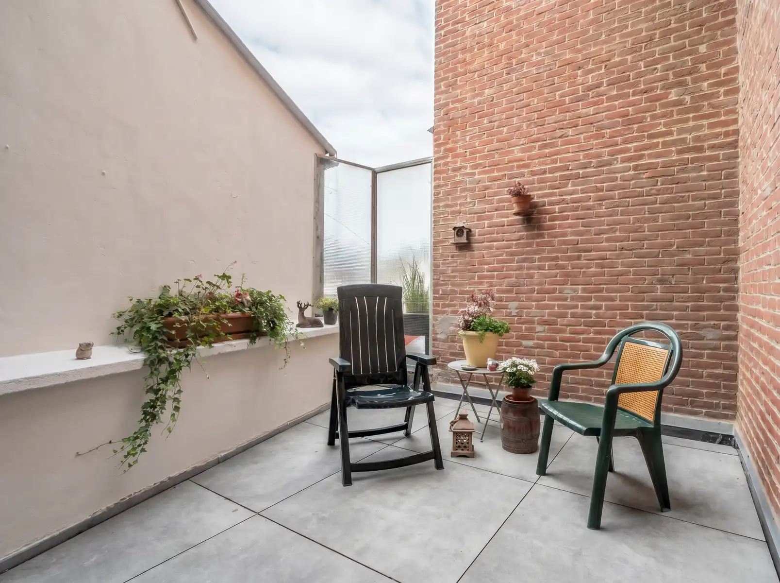 Ruim appartement met terras en dubbele garage! foto 17