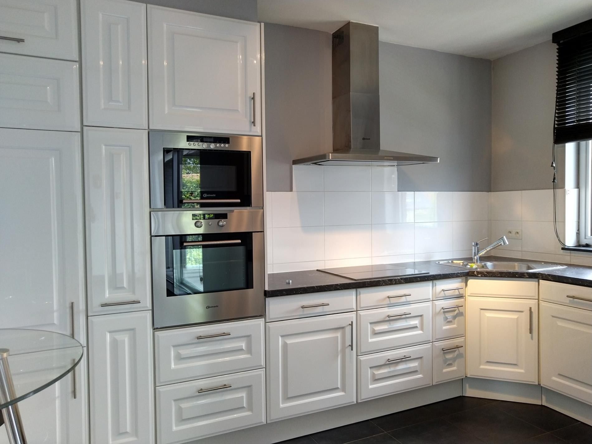 een ruim en deels bemeubeld duplexappartement met terrassen, autostaanplaats en berging foto 6