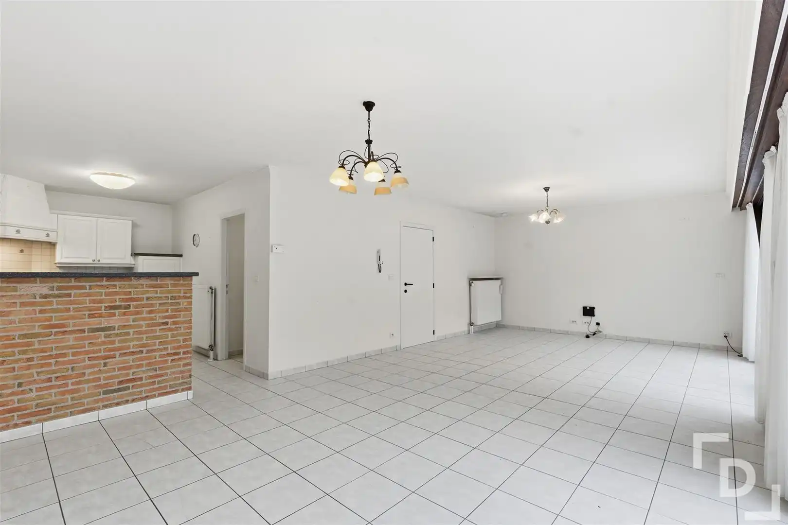 Appartement met 2 slaapkamers en garage te koop in centrum Poperinge. foto 5