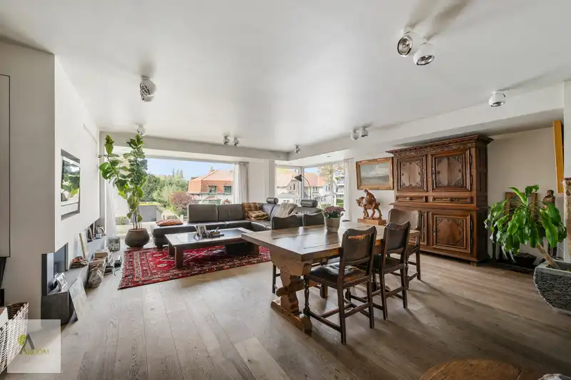 Praktijkruimte  + zeer grote private woning foto 9