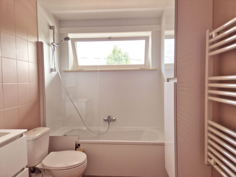 Roeselare-stadskern. Naast het Geytepark is dit vernieuwd twee-slaapkamerappartement gelegen op de tweede verdieping met prachtige zichten. Terras van 8.5m2. VERNIEUWD ! foto 10