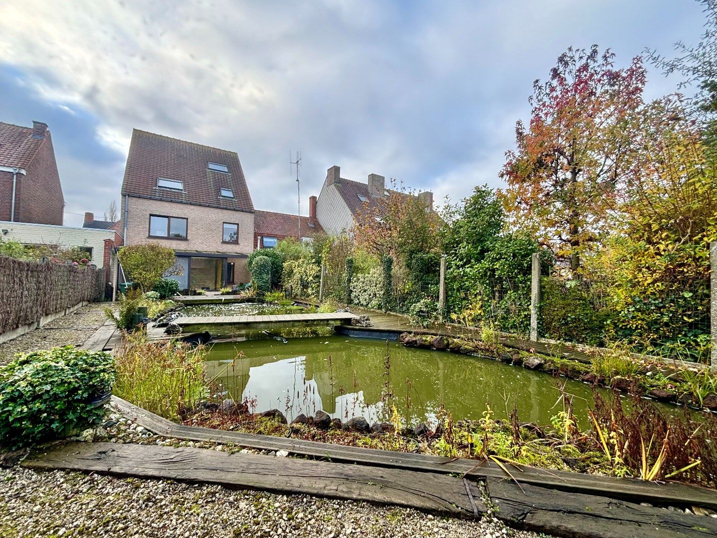 Ruim duplex appartement met garage en tuin, centrum Ieper. foto 4
