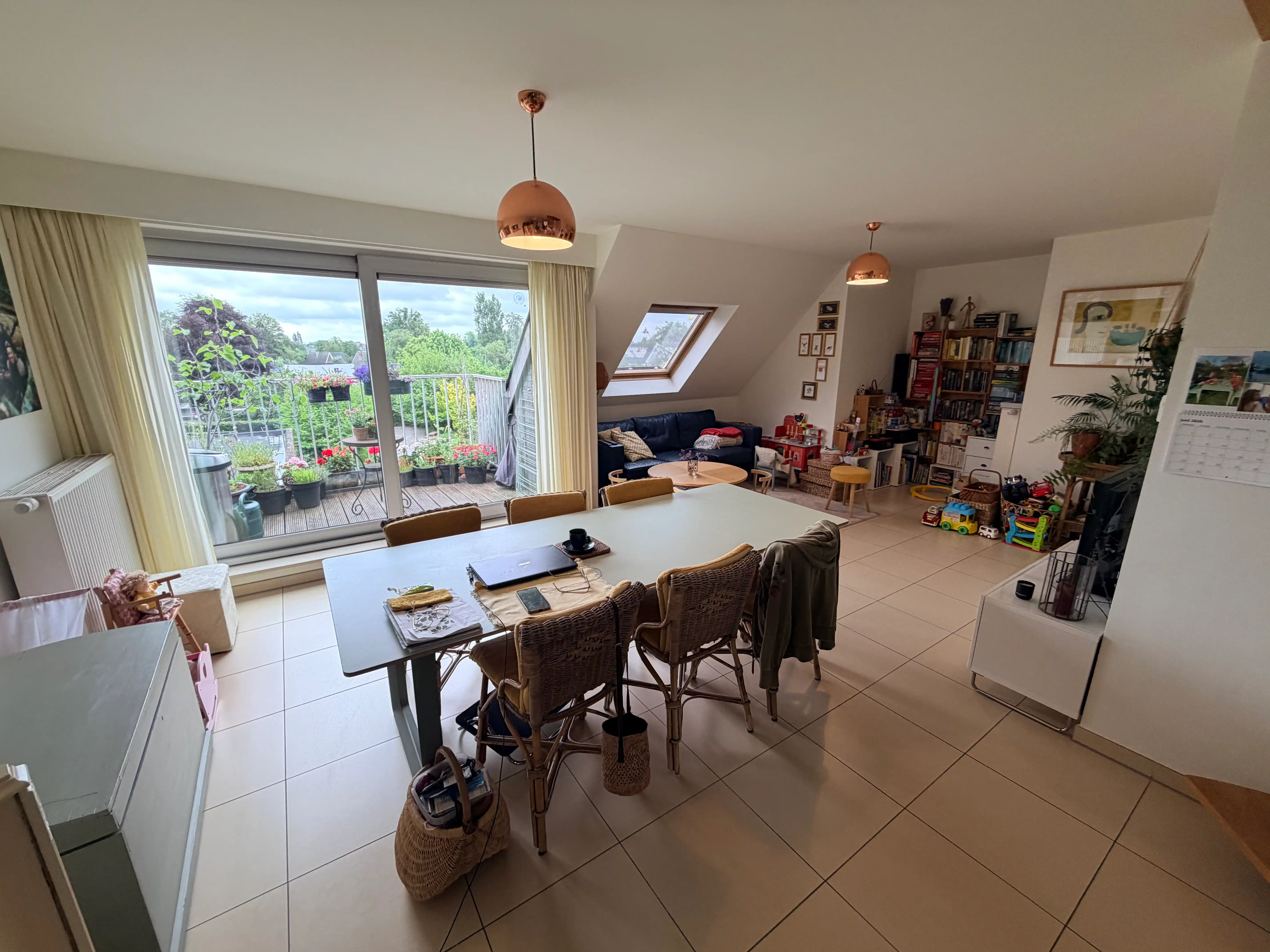 --- COMING SOON --- Ruim duplex-appartement met zonnig terras en autostaanplaats in centrum Oostakker! foto {{pictureIndex}}