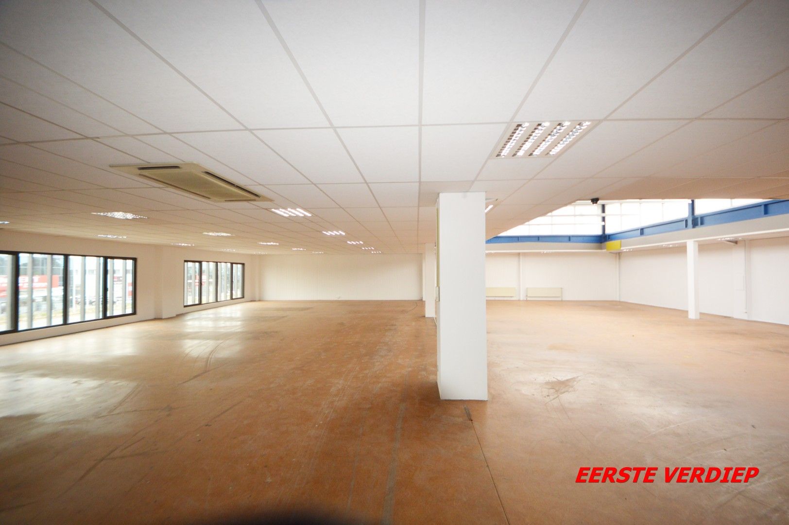 COMMERCIEEL GEBOUW BAANLOCATIE MET PARKING NABIJ MCDONALDS foto 17