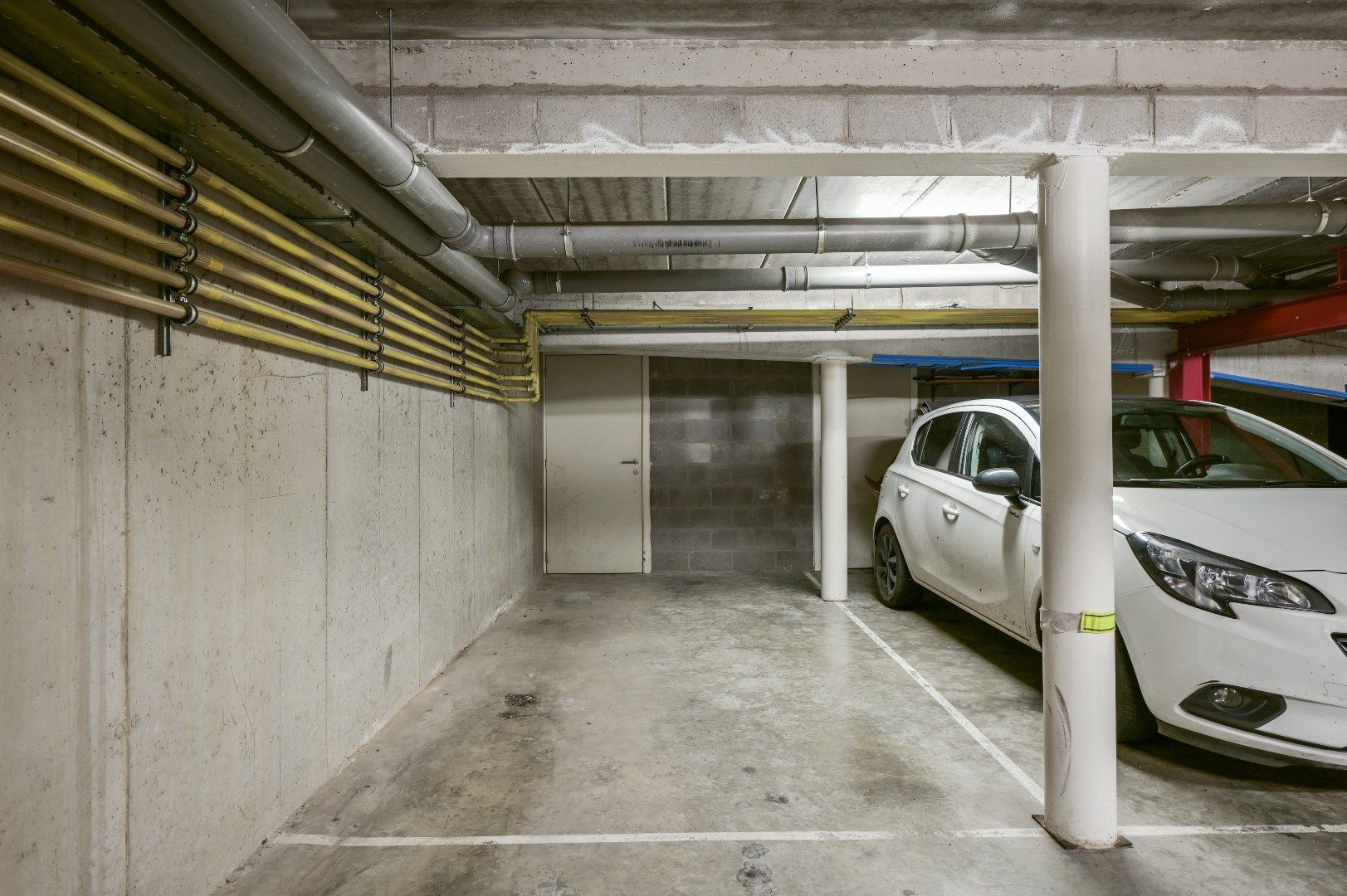 Recent app. met 2 slpks, terras en autostaanplaats foto 14