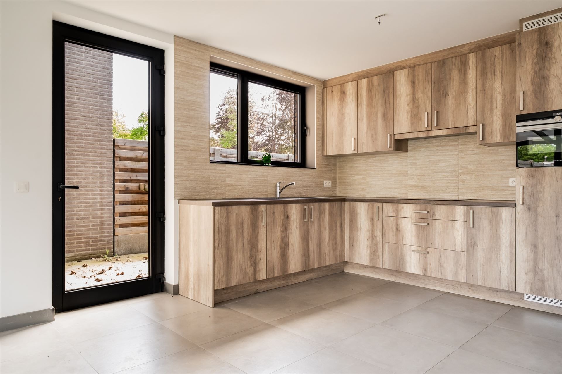 Moderne gezinswoning met garage en tuin. foto 5