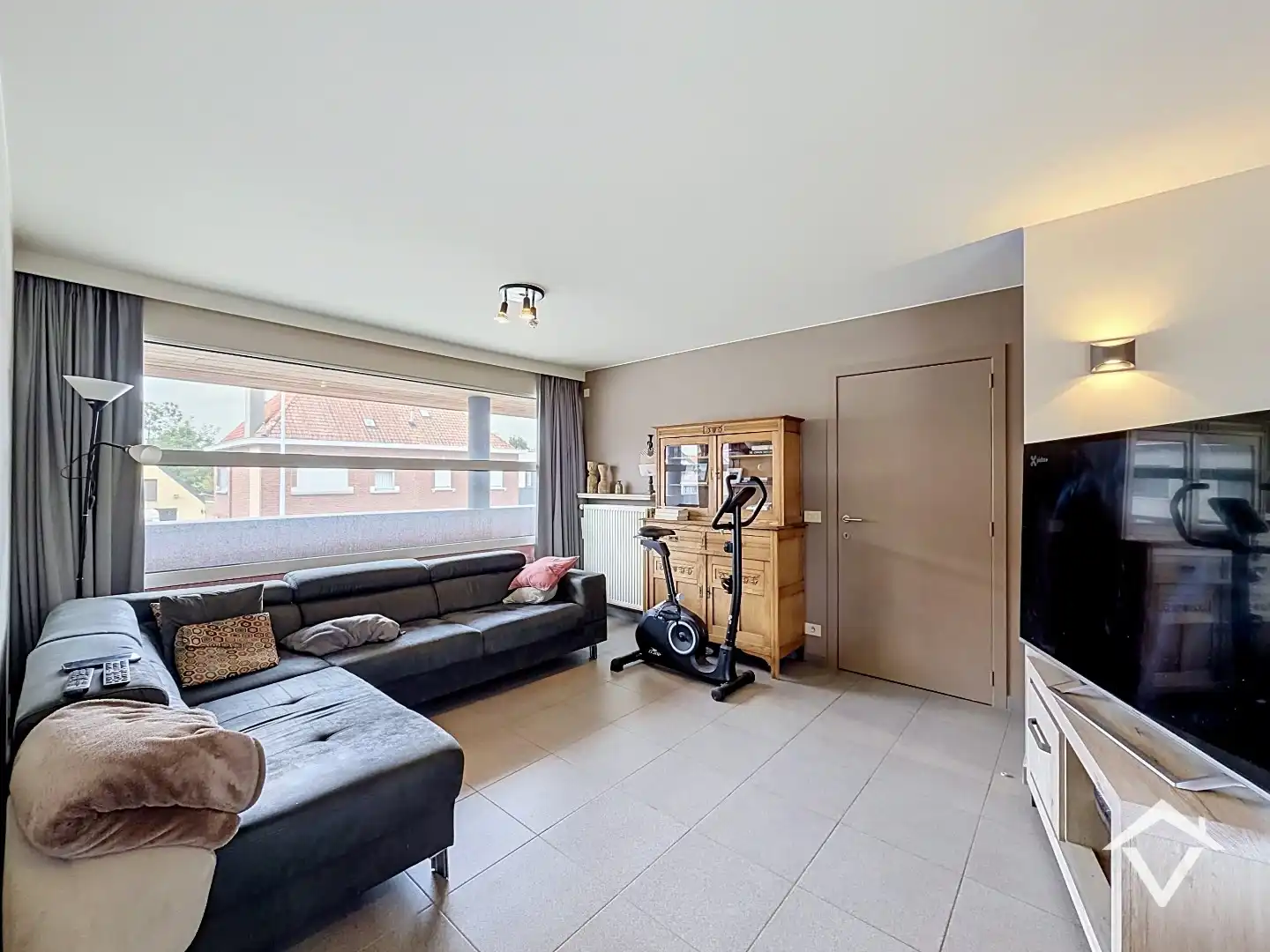 Instapklaar appartement met 2 slaapkamers, 2 terrassen, garage en tuin te Roeselare. foto 5