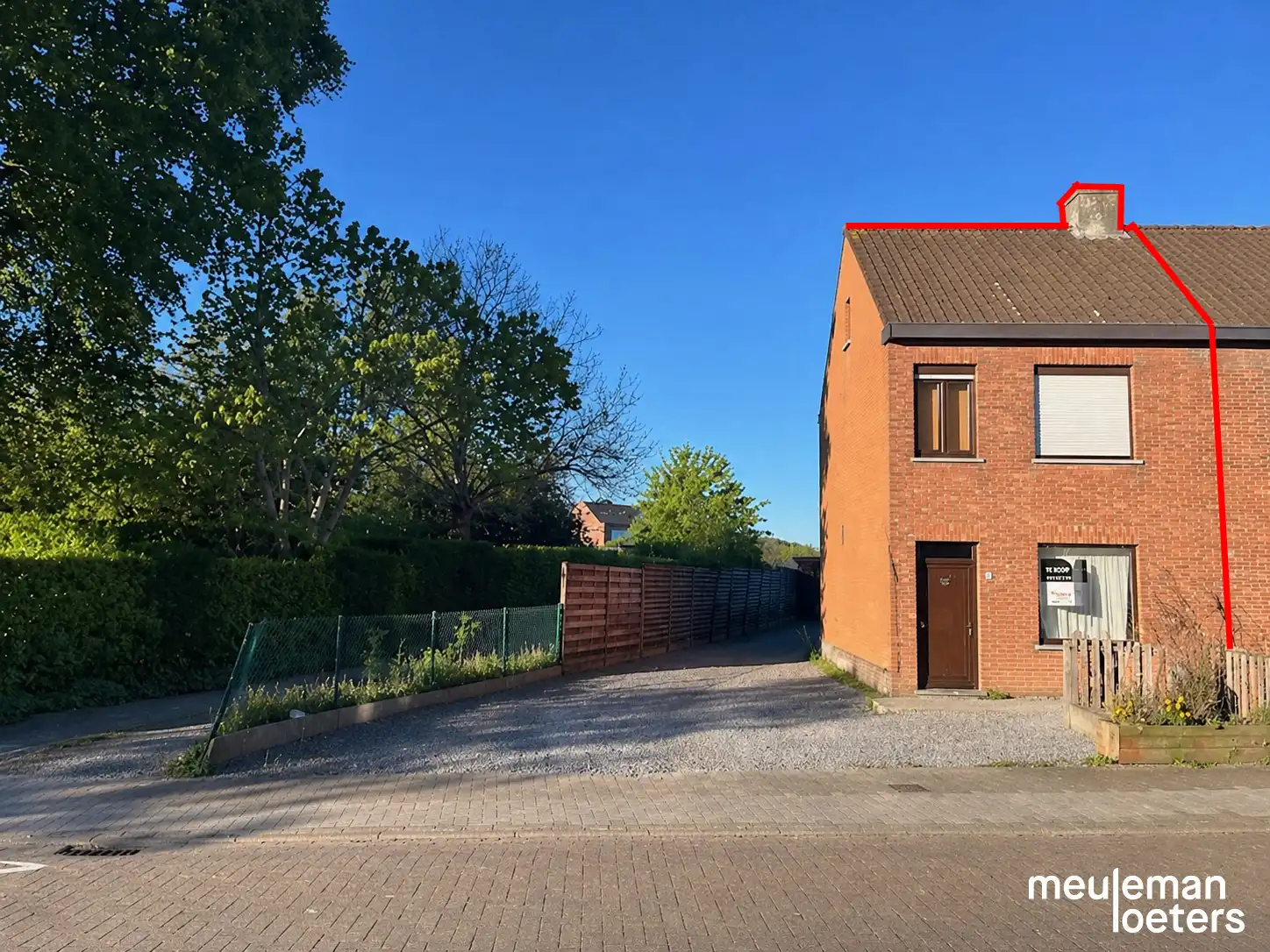 Hoofdfoto van de publicatie: Charmante te renoveren halfopen woning met garage en ruime tuin
