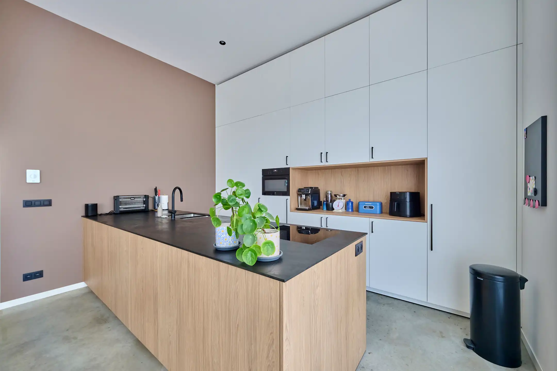 TE KOOP: KMO-UNIT MET KANTOOR/SHOWROOM TE BILZEN foto 11