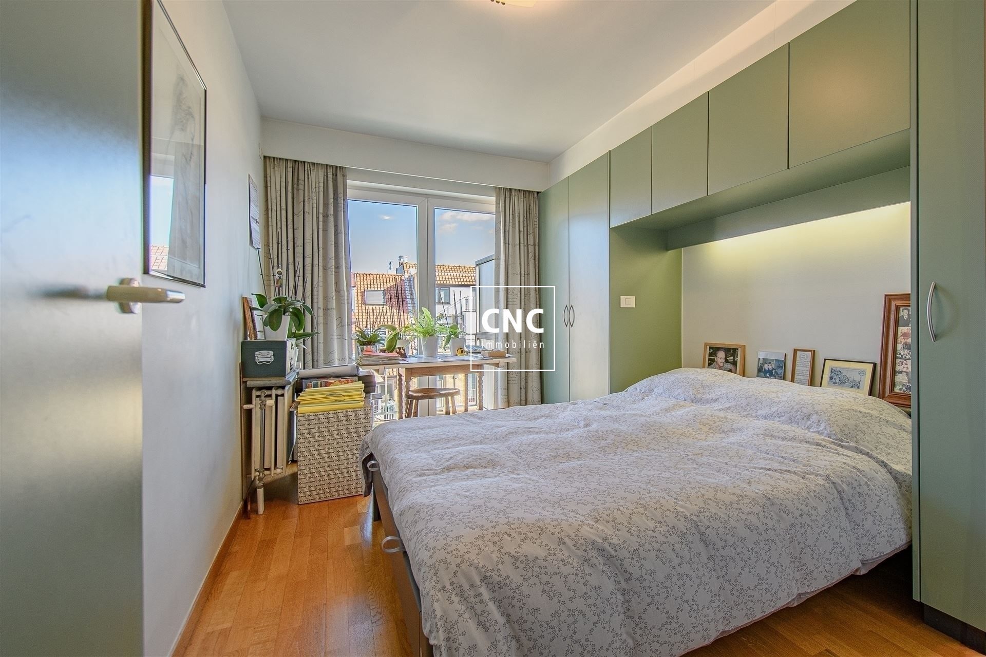 Mooi, goed onderhouden 2 slaapkamer-appartement in het hart van Knokke, gelegen op de vierde verdieping van de residentie "Euro 2000-II". Mogelijkheid tot aankoop van parking in nabije omgeving.  foto 14