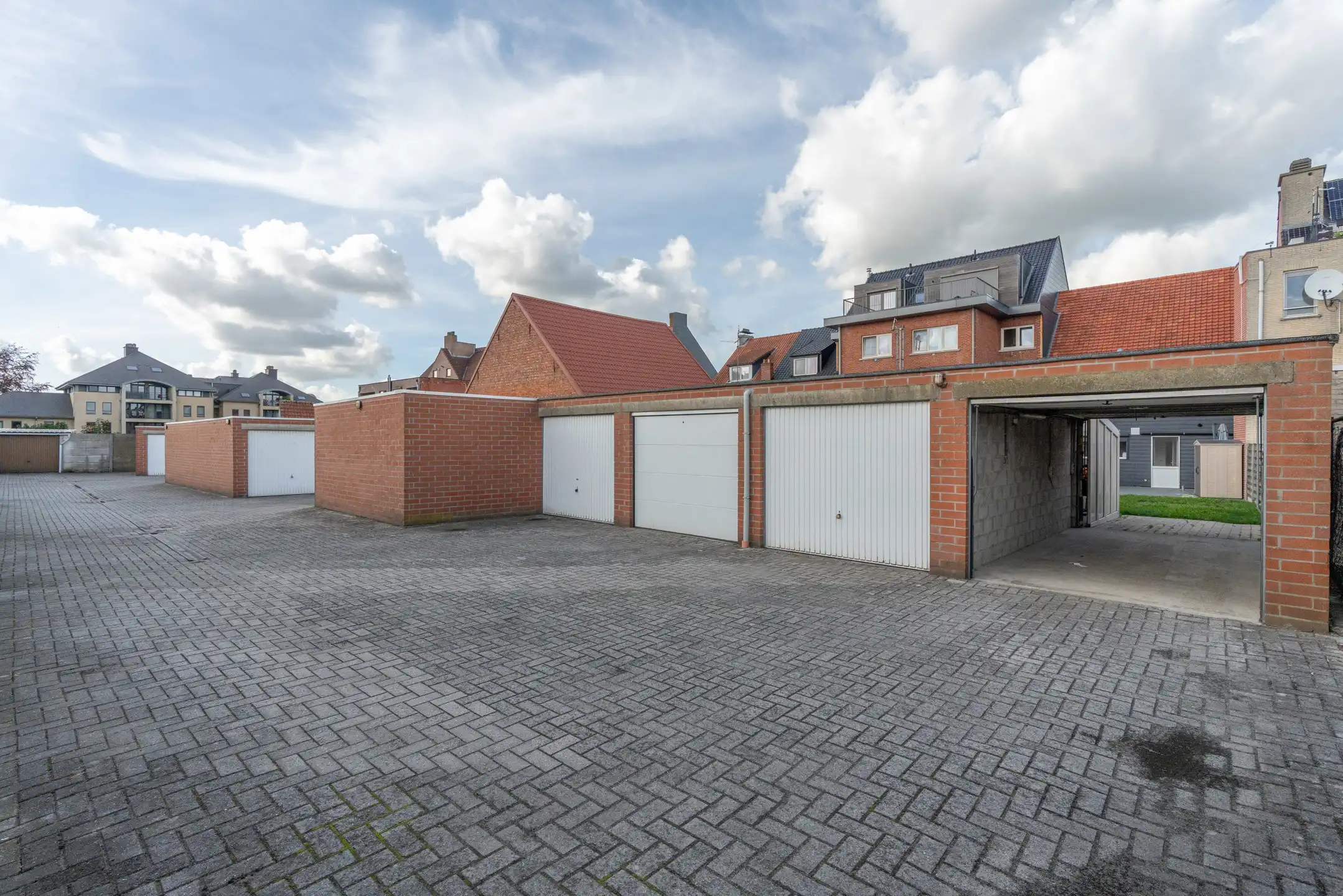 Voormalige winkel met garage, mogelijkheid tot 3 slpk woning foto 28