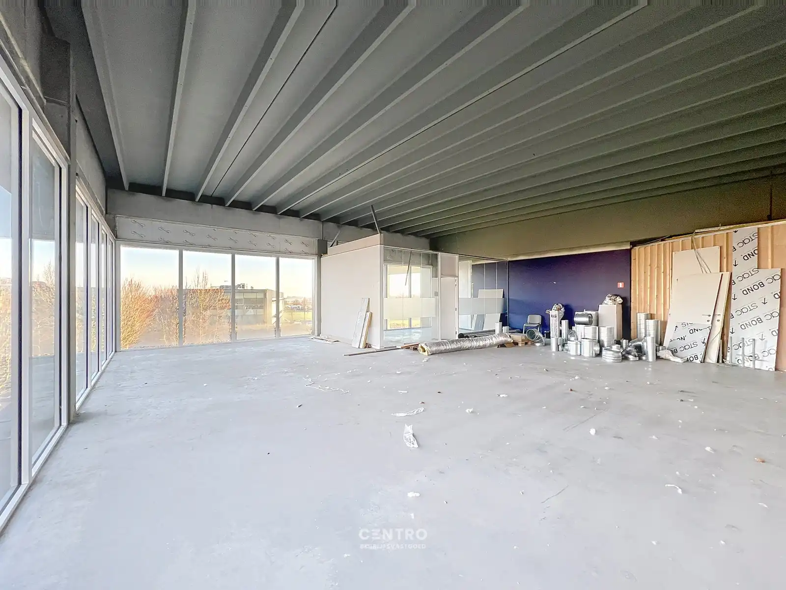 Energiezuinige, vernieuwde SERVICED kantoorruimte met mogelijkheid om een MAGAZIJN (215m²) bij te huren op Ieper Business Park! foto 18