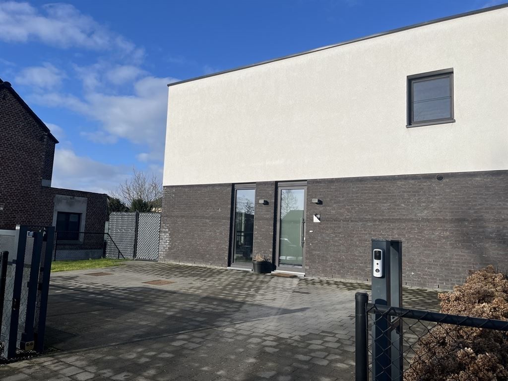 Half-vrijstaande, moderne nieuwbouwwoning foto 4