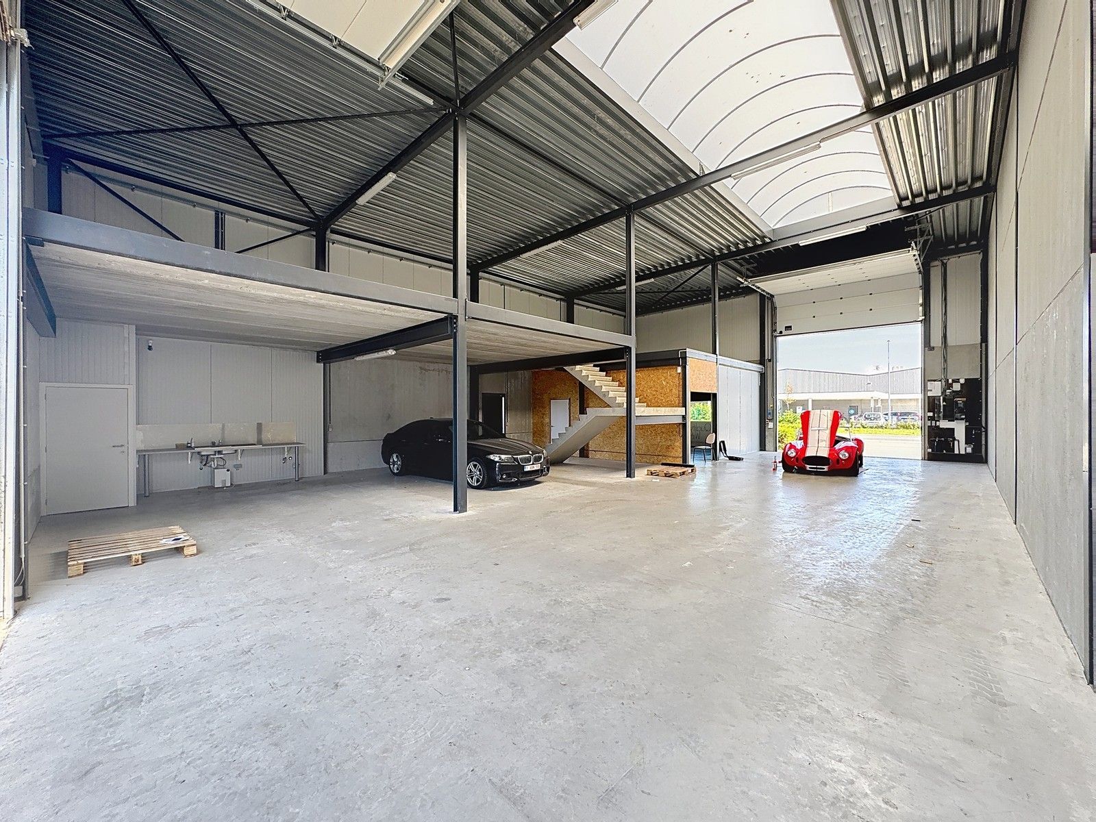 Instapklaar MAGAZIJN (260m²) met kantoor en mezzanine (130m²) te huur op industriezone te Veurne! foto 2