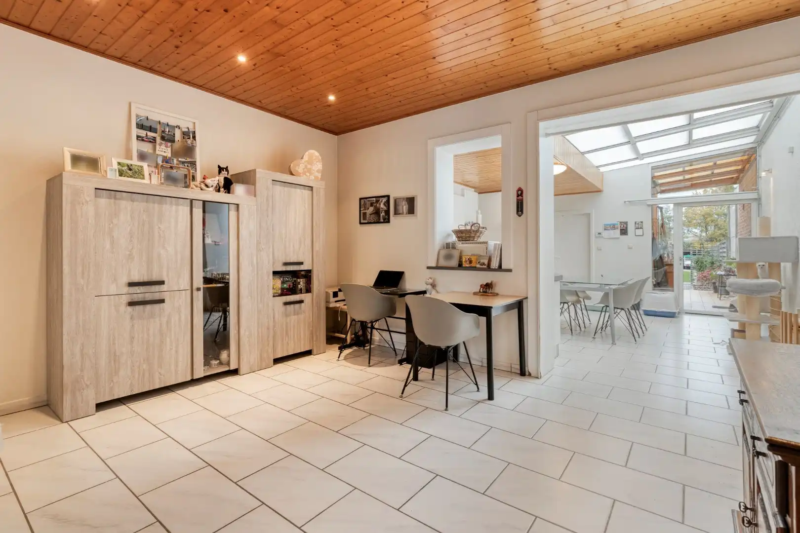 Verzorgde woning met diepe tuin, carport én uitweg! foto 2