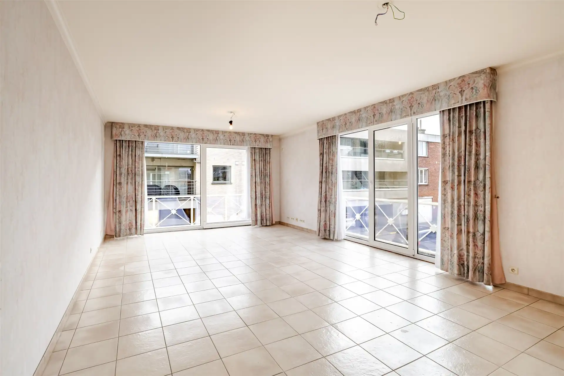 Ruim app met 2 slks, dubbel terras en garage foto 2