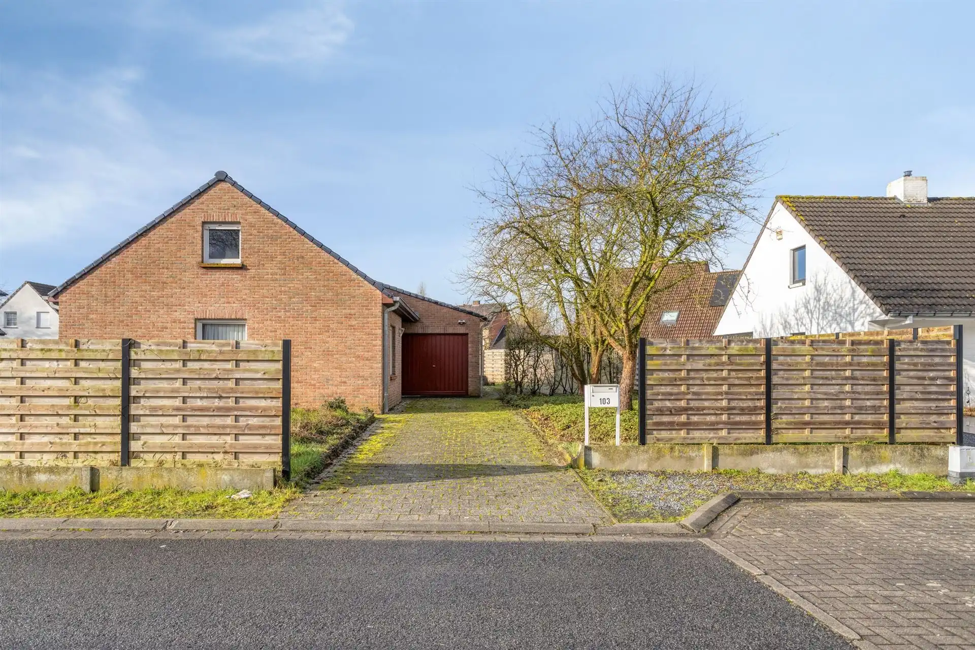 Vrijstaande woning op 612m². Rustig gelegen. foto 2