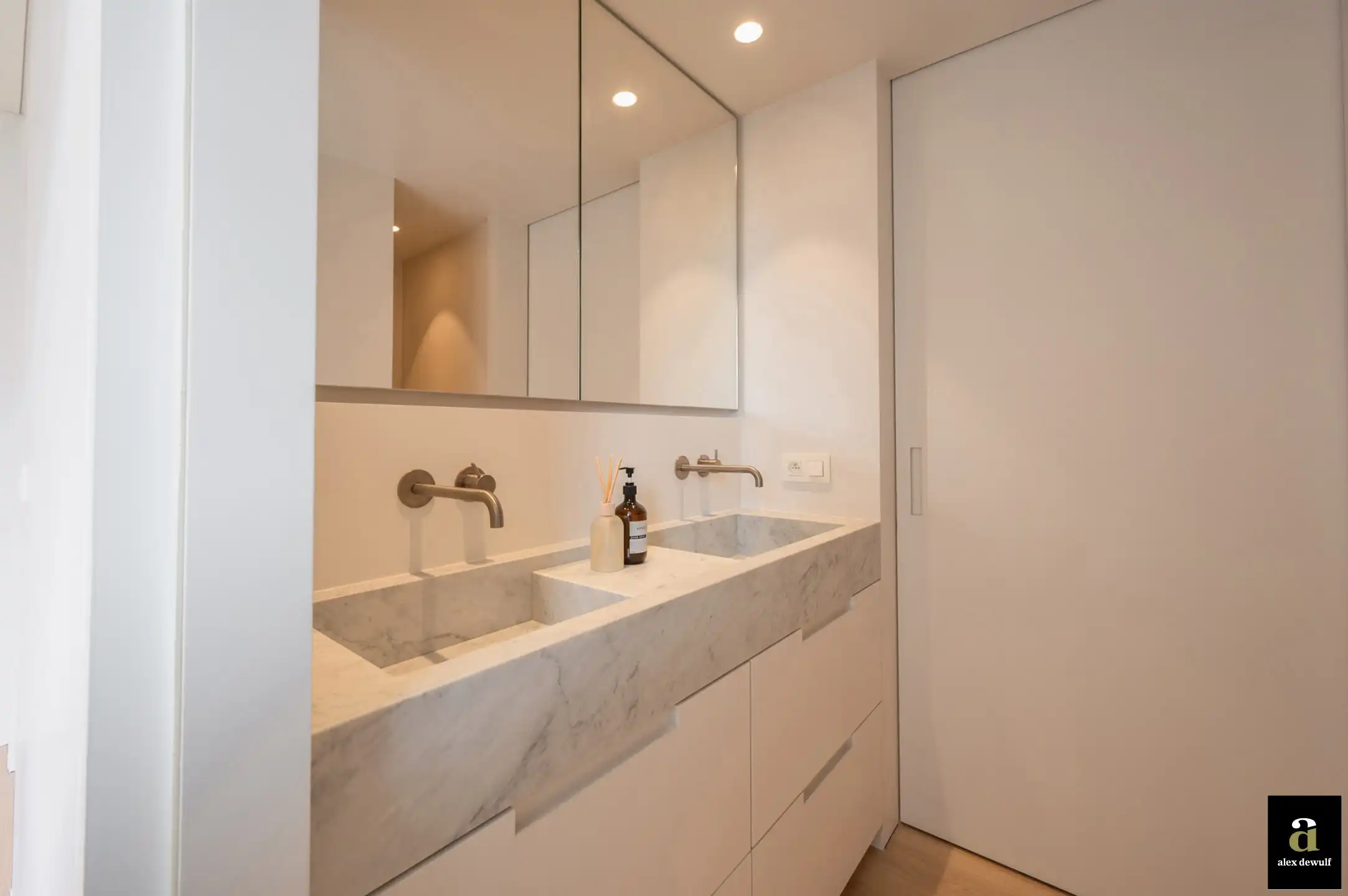 Uitstekend gelegen en stijlvol gerenoveerd appartement met goed zeezicht in villaresidentie [Kustlaan - Knokke Zoute]. foto 27