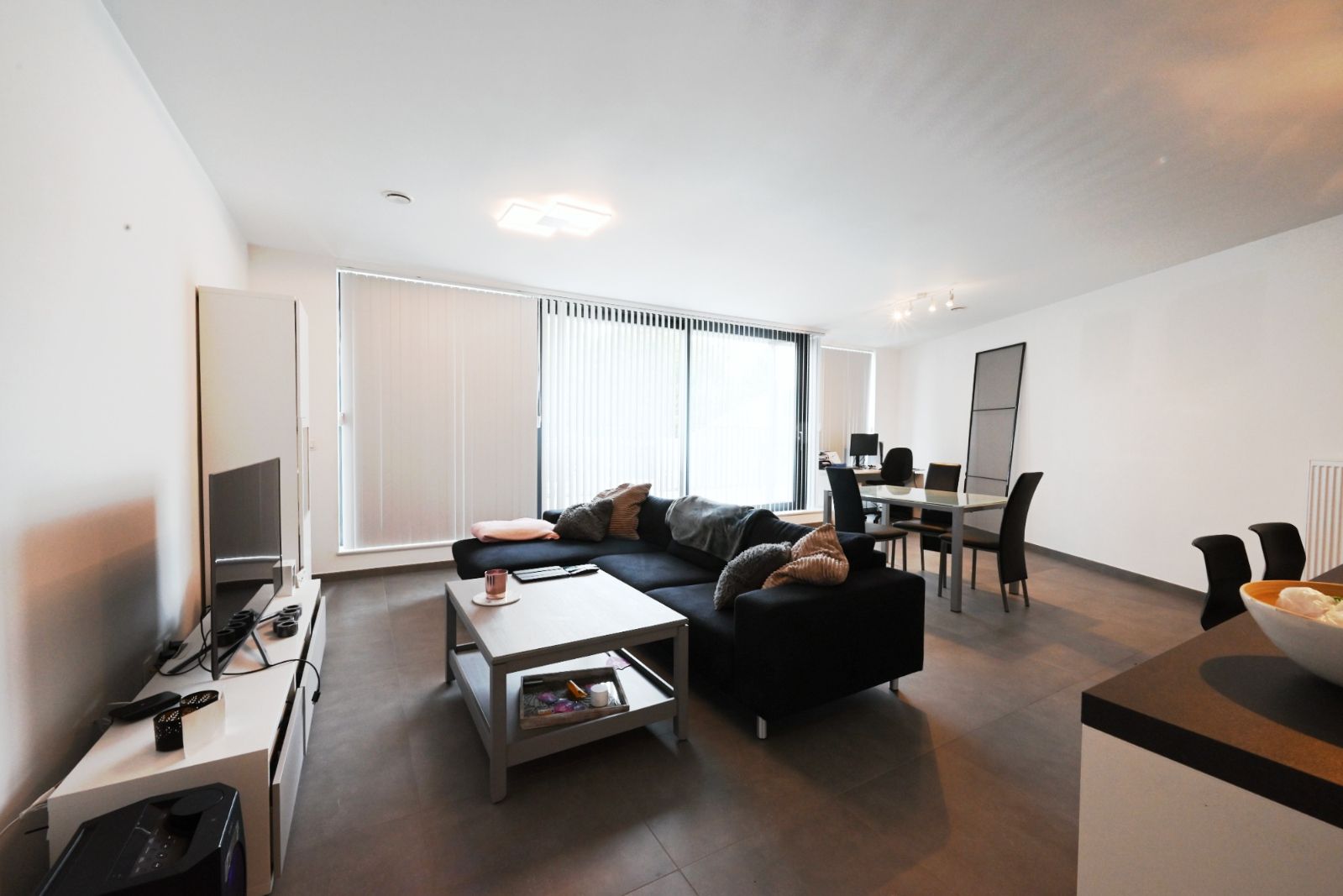 Nieuwbouw appartement met zonnepanelen in hartje Ardooie! foto 2