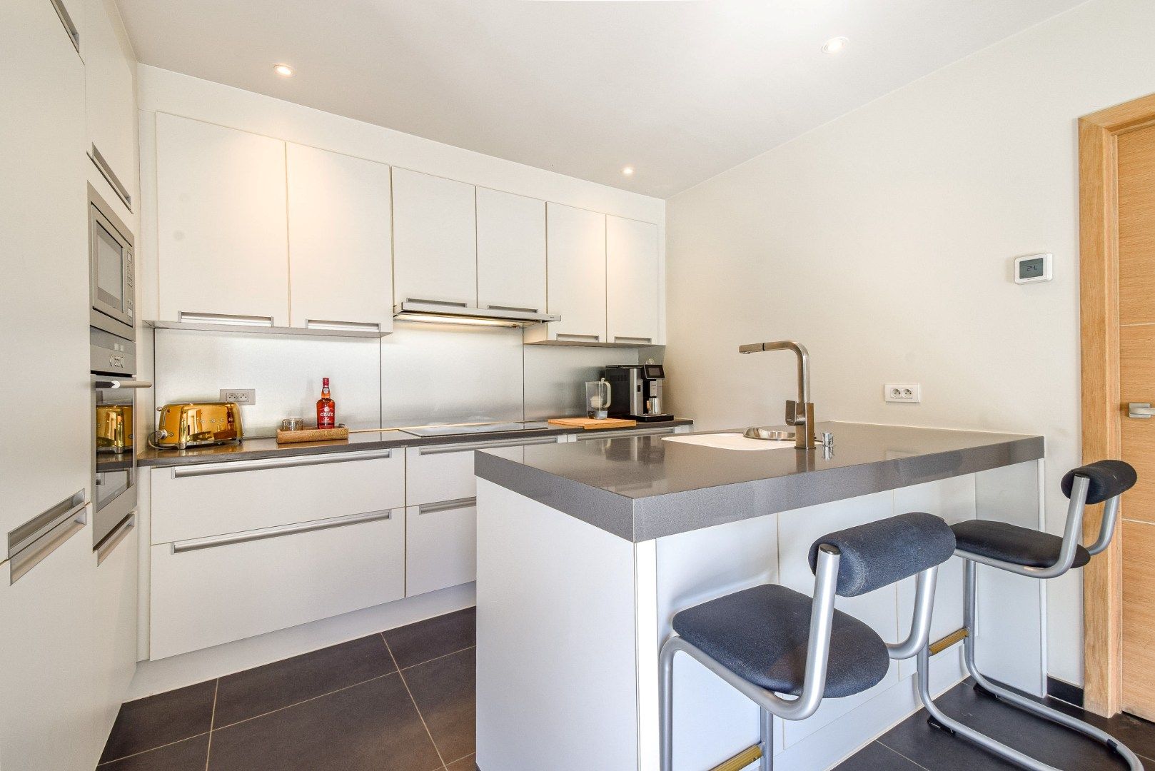 Stijlvol afgewerkte woning met tuin, zwemvijver en uniek zicht foto 4