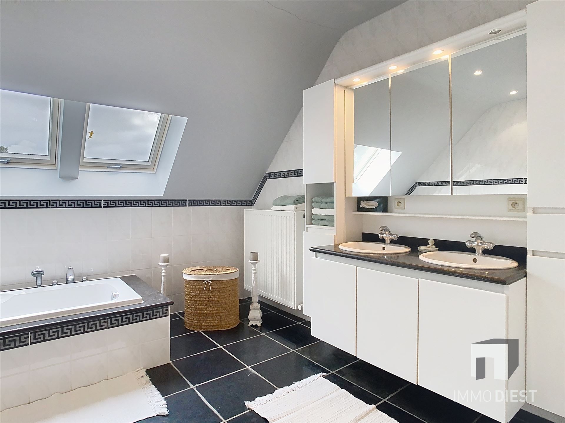 Ontdek deze solide, karaktervolle woning in Veerle met een zeer gunstige ligging op 10 are. foto 21