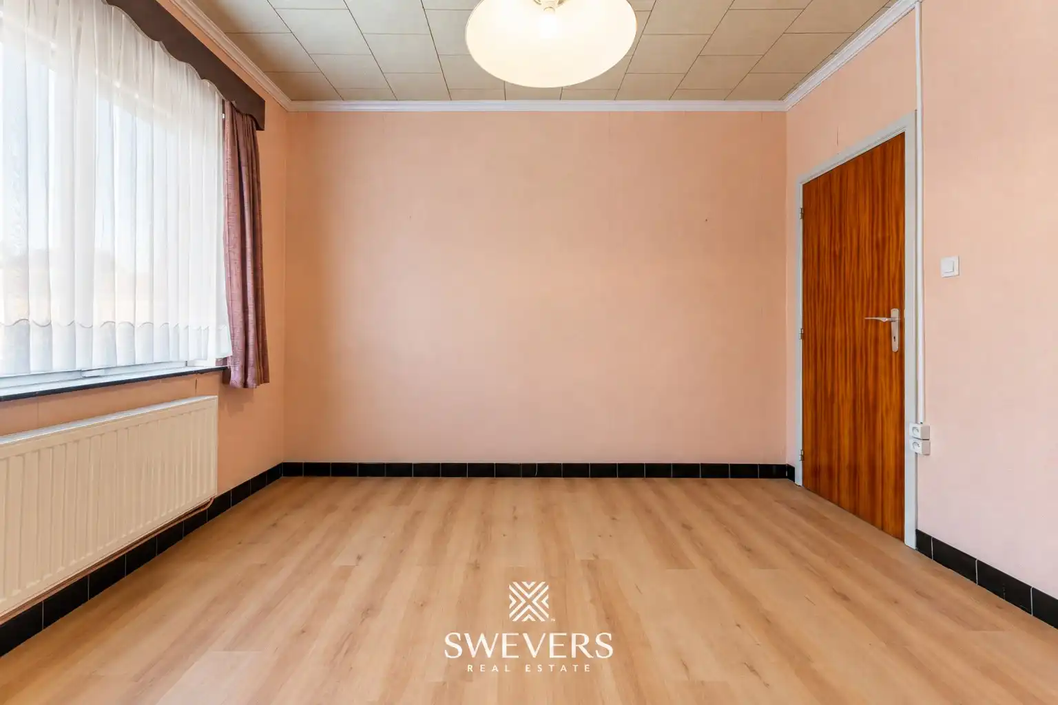 Gelijkvloerse woning met 2 slaapkamers, dubbele garage en een uitzonderlijk groot perceel foto 16
