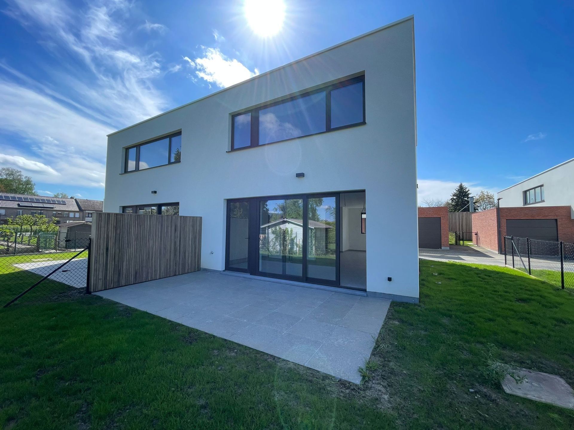 Nieuwbouwwoning met drie slaapkamers, tuin en terras foto 2