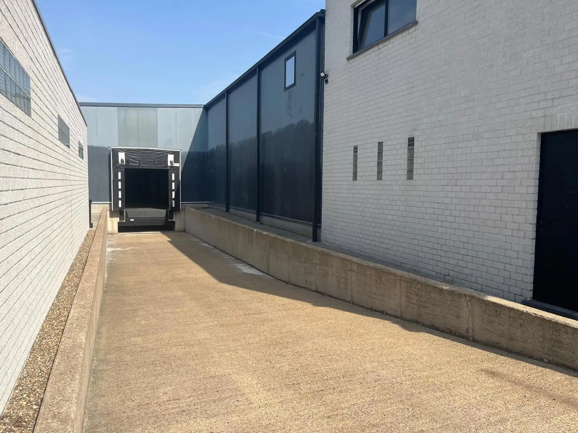 Lier: Magazijn 1.050m² met loskade en kantoor foto 7