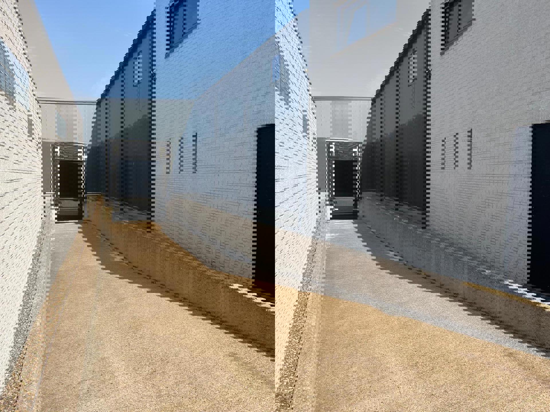 Lier: Magazijn 1.050m² met loskade en kantoor foto 7