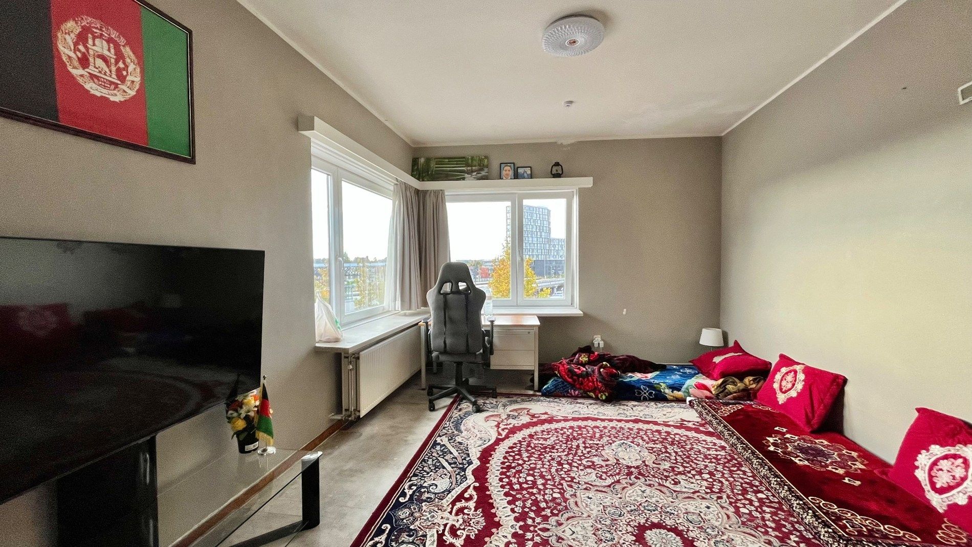 Verhuurde studio (31m²)met open zicht op het station foto 4