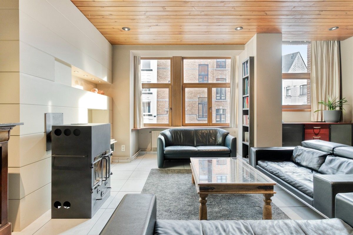 Karaktervolle interbellumwoning met buitengewoon grote garage nabij het Muinkpark in Gent foto {{pictureIndex}}