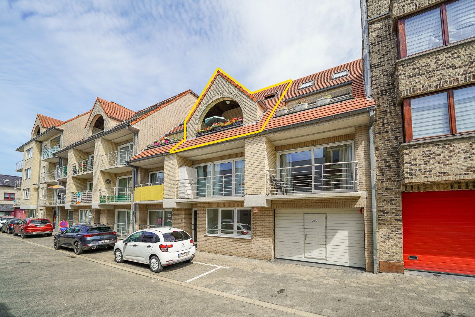Instapklaar duplexappartement met terras nabij centrum Oostende foto {{pictureIndex}}