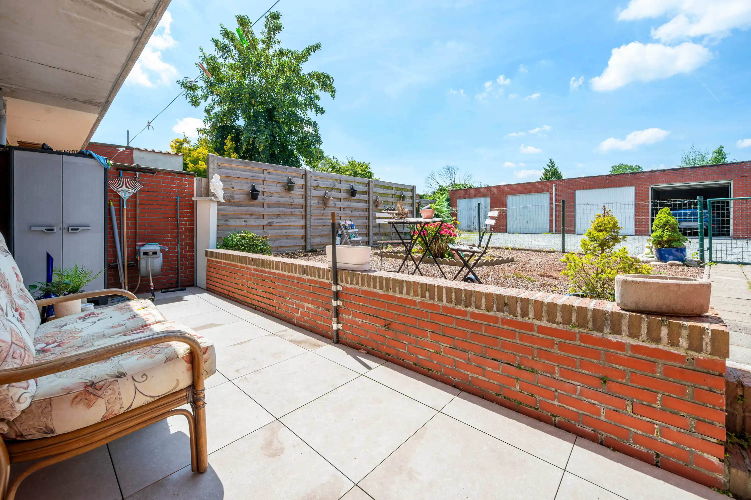 Appartement op het gelijkvloers met twee slaapkamers, een gezellig terras en een privatief tuintje. Ideaal als investering of als comfortabele eigen woonst. foto 14