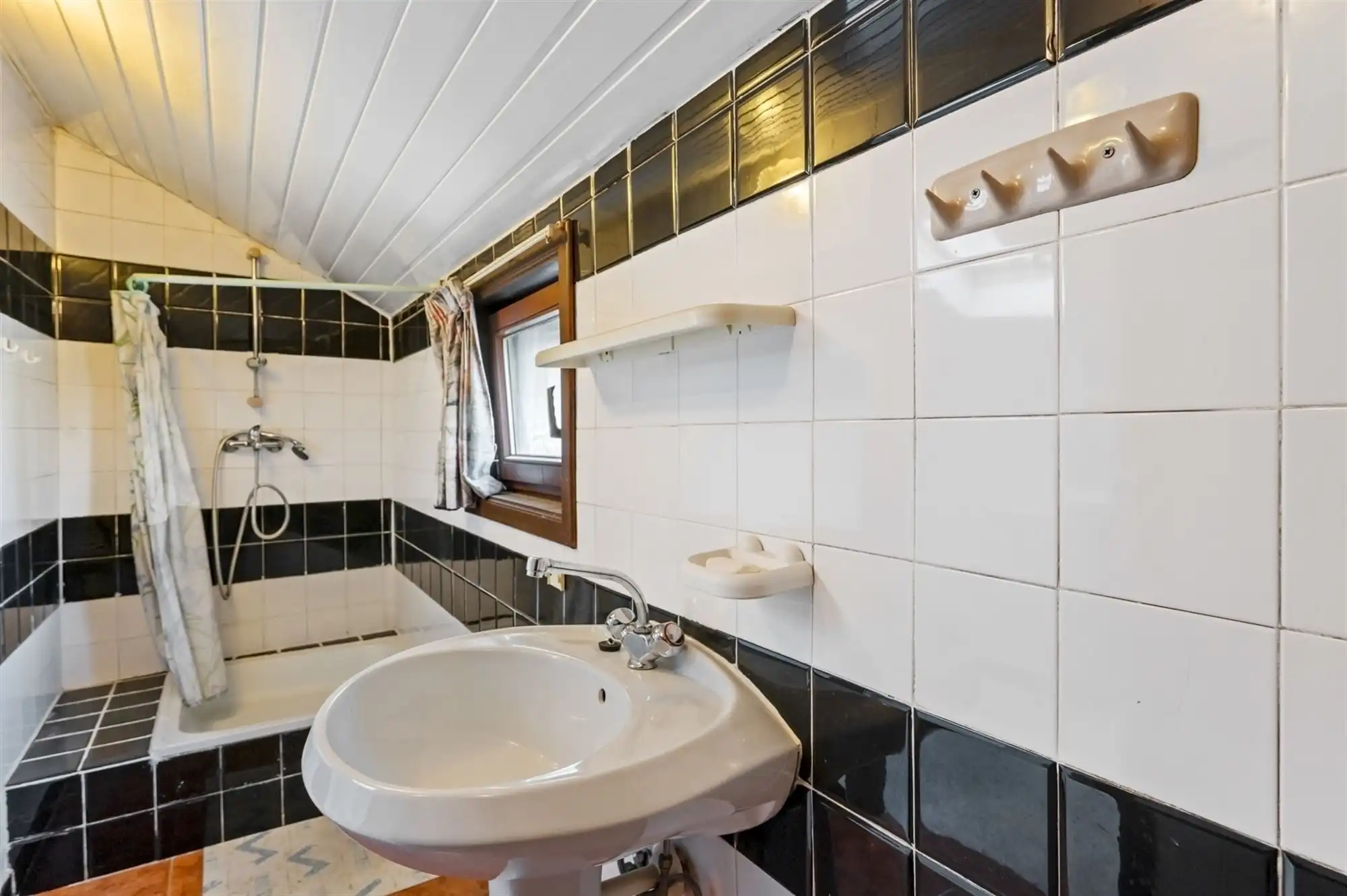 Te renoveren handelshuis met woonst gelegen te Schriek foto 8