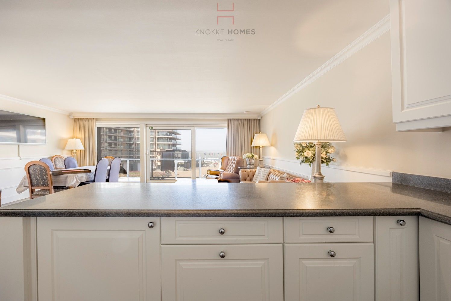 Gemeubeld appartement met frontaal zicht over het Van Bunnenplein en de zee. foto 12