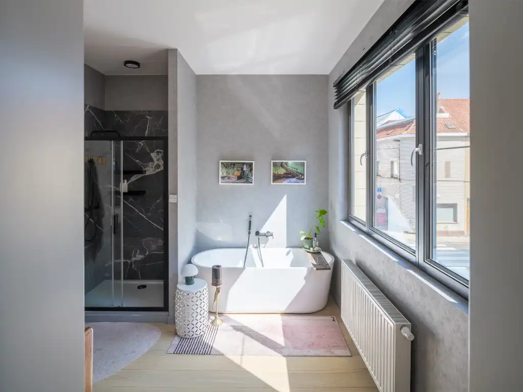 Karaktervol gerenoveerde gezinswoning (232 m²) met onder meer vijf slaapkamers. foto 16