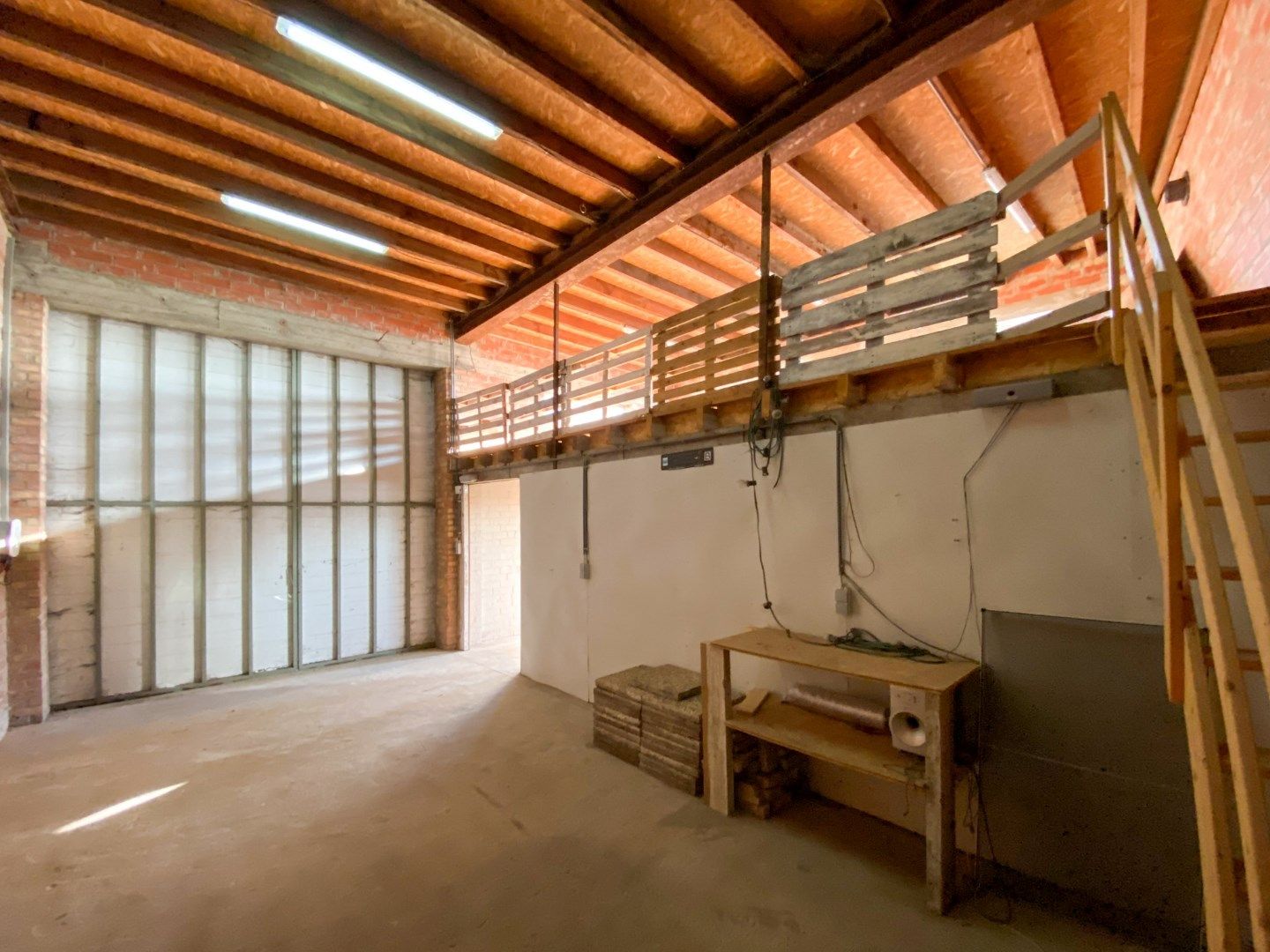 Woning met 4 slaapkamers, garage, loods en tuin. foto 23