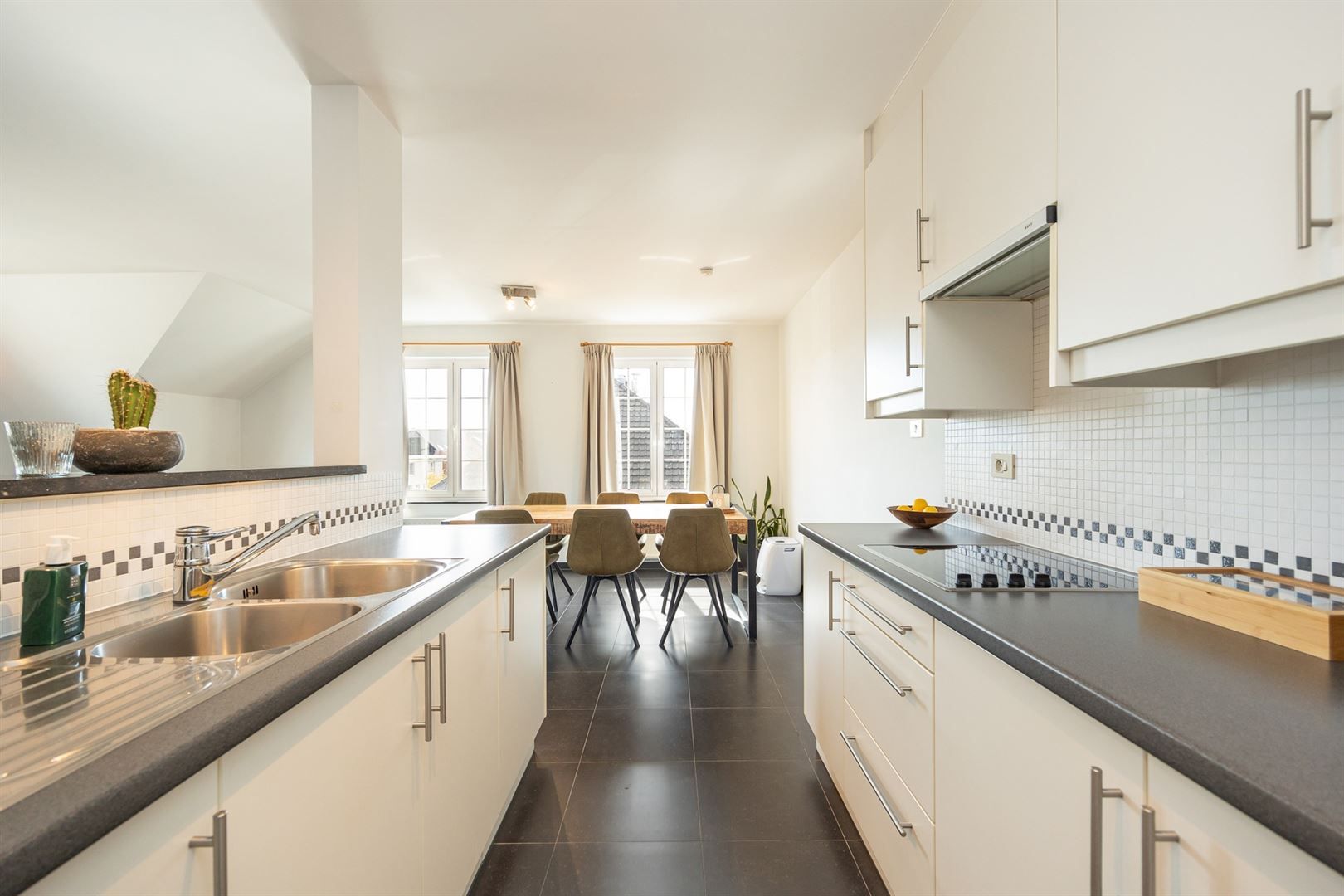 Lichtrijk penthouse met terras, zolder en dubbele garagebox. foto 10